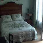 Au Pied Du Chateau Bed & Breakfast