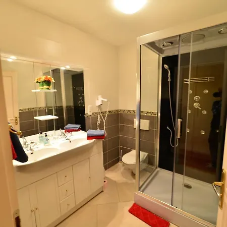 Au Pied Du Chateau