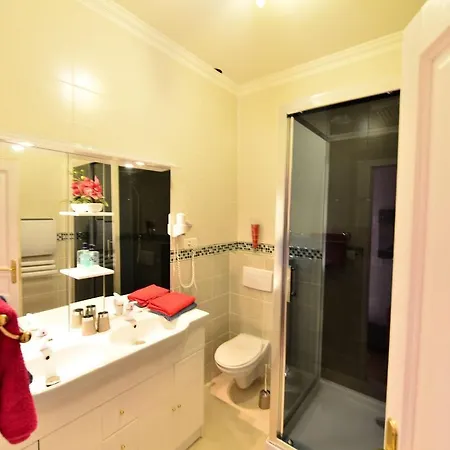 Au Pied Du Chateau Bed & Breakfast 2*