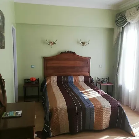 Au Pied Du Chateau Couette-café 3*