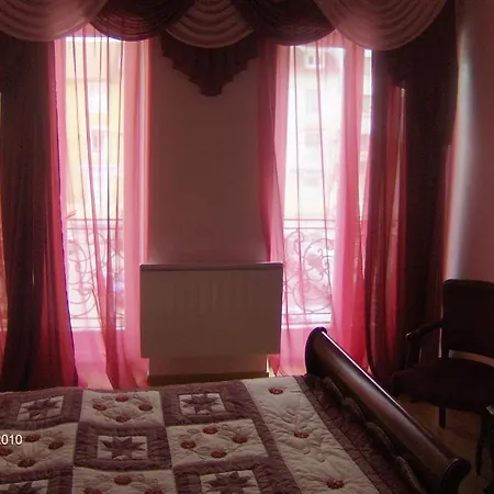 Au Pied Du Chateau Bed & Breakfast