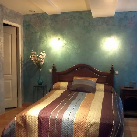 Au Pied Du Chateau Bed & Breakfast