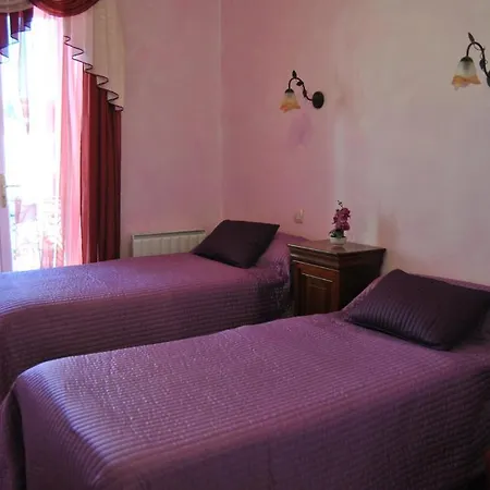 Au Pied Du Chateau Bed & Breakfast 2*
