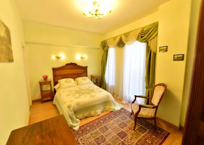 Au Pied Du Chateau Couette-café 3*