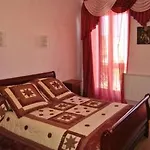Au Pied Du Chateau