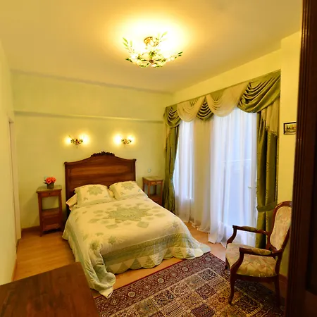 Au Pied Du Chateau Frühstückspension